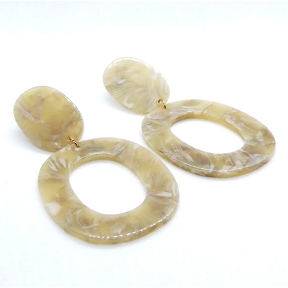 Urban Outfitters Chunky Swirly Acrylic Oval Drop Earrings Beige Nude - Picture 1 of 3
